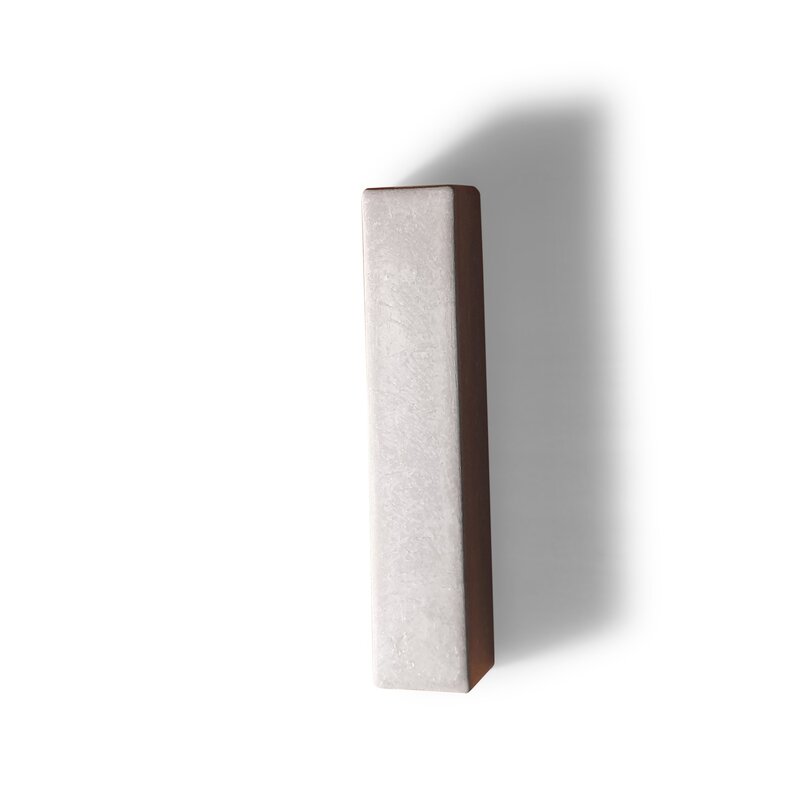 Betonnen letter I Tijdelijk Beschikbaar