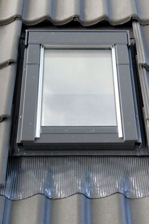 Direct Beschikbaar 4 pans dakraam Fakro FTK-W HR ++ met gootstuk 50X62 cm